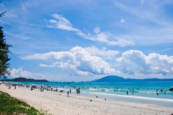 Bãi biển Trà Cổ ngày càng thu hút khách du lịch trong và ngoài nước